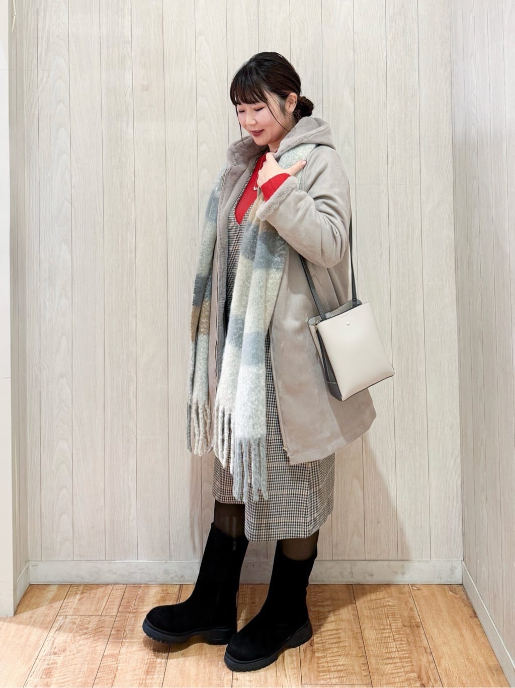 愛さんの「SHOO･LA･RUE｜【2点セット/洗濯機可】時短でコーデが決まる ジャンドレ+リブインナー」を使ったコーディネート
