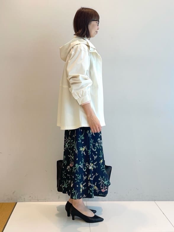 murayamaさんの「INDIVI｜【SETUP可能】モダンフラワー柄フレアスカート」を使ったコーディネート