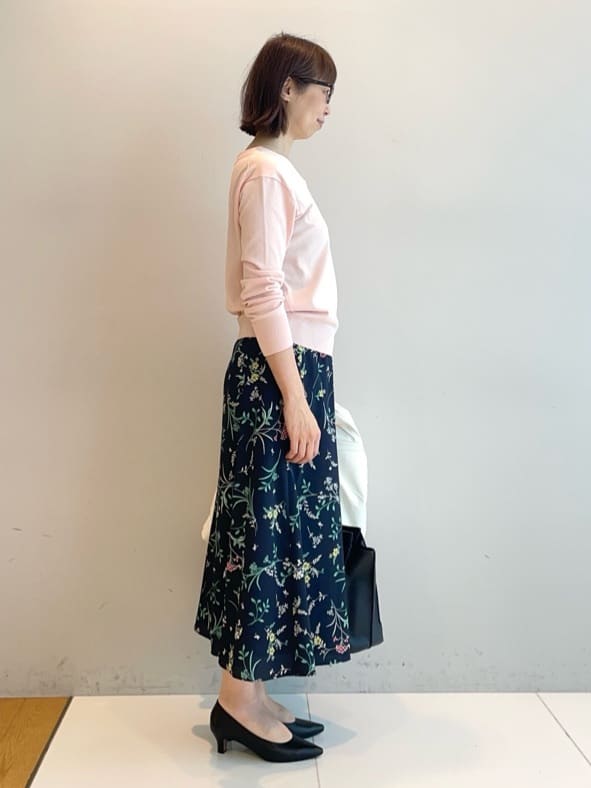 murayamaさんの「INDIVI｜【SETUP可能】モダンフラワー柄フレアスカート」を使ったコーディネート