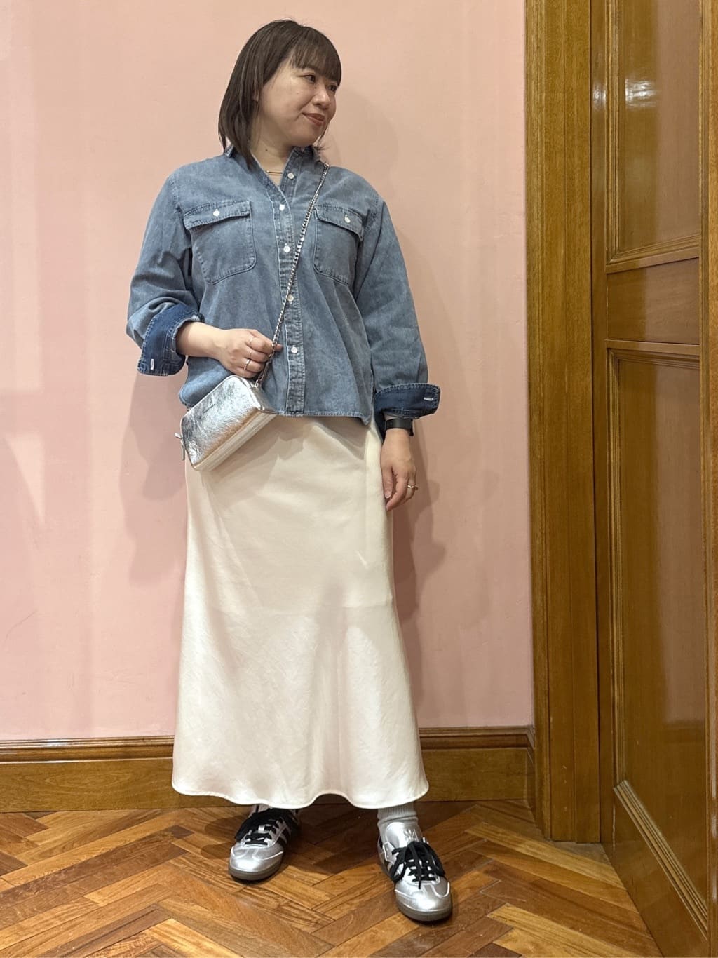komatsuさんの「DRESSTERIOR｜ストレッチヴィンテージサテンナロースカート」を使ったコーディネート