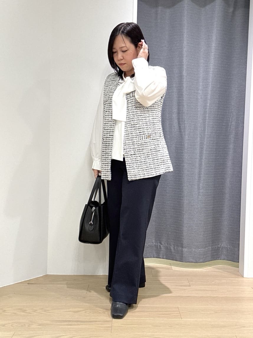 Akiさんの「INDIVI｜【2点セット／洗える】ツイードジレ＆ボウタイブラウス」を使ったコーディネート