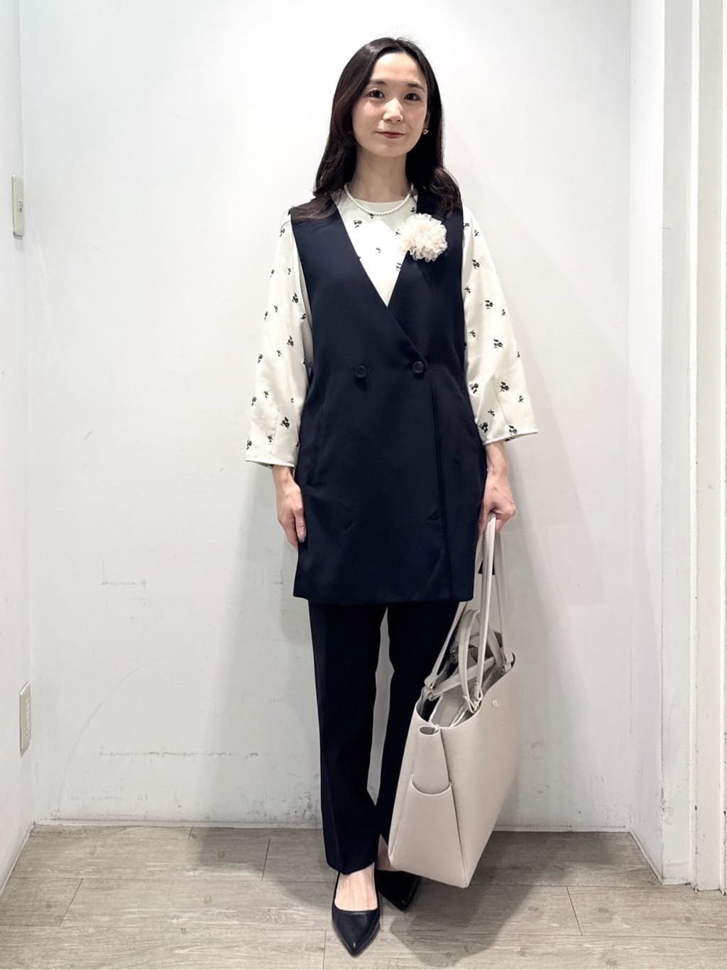 yuicciさんの「OPAQUE.CLIP｜フラワー刺繍ペプラムブラウス【洗濯機OK】」を使ったコーディネート