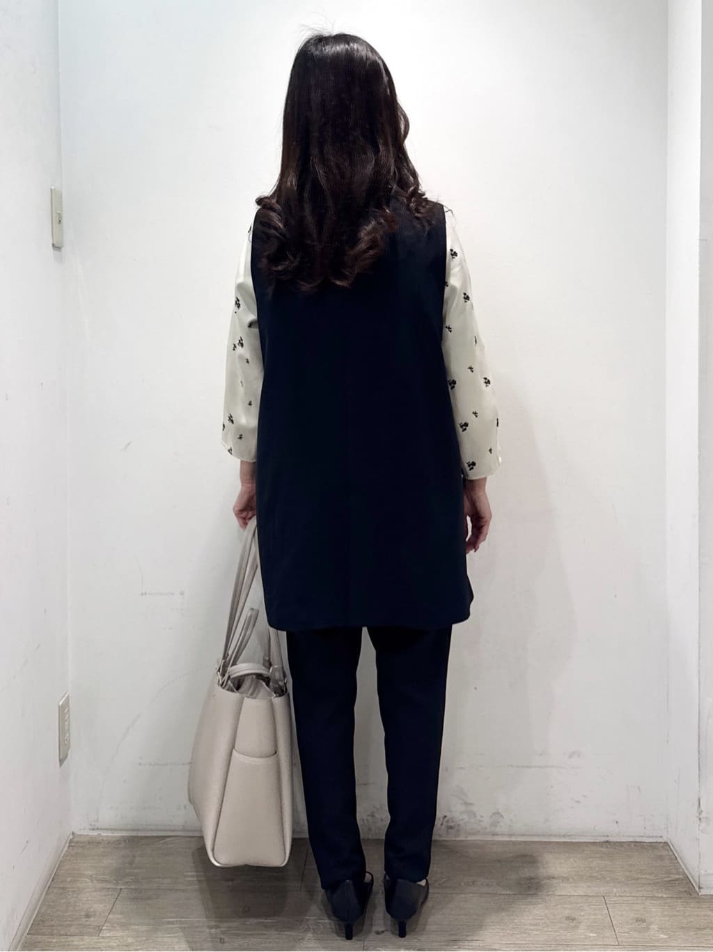 yuicciさんの「OPAQUE.CLIP｜フラワー刺繍ペプラムブラウス【洗濯機OK】」を使ったコーディネート