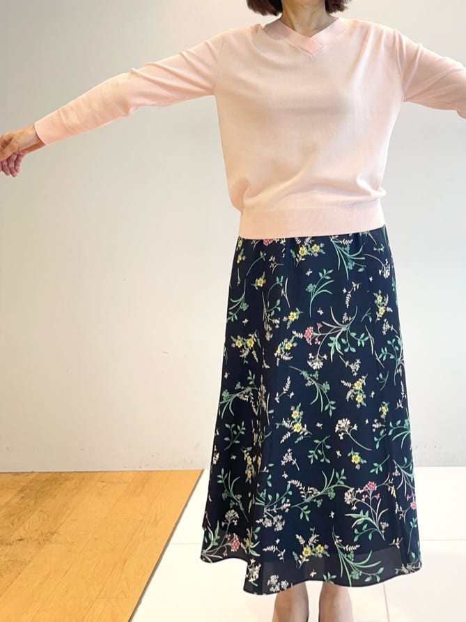 murayamaさんの「INDIVI｜【SETUP可能】モダンフラワー柄フレアスカート」を使ったコーディネート
