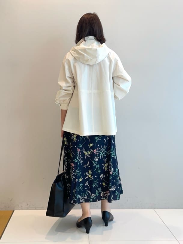 murayamaさんの「INDIVI｜【SETUP可能】モダンフラワー柄フレアスカート」を使ったコーディネート