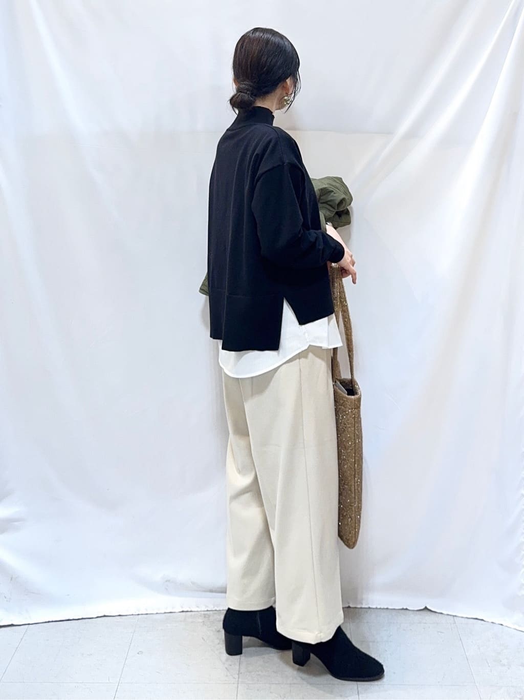 𝐇𝐢𝐫𝐨𝐦𝐢さんの「SHOO･LA･RUE｜【2点セット/洗濯機可/S-LL】着回しがきく もちもちハイネックニット+裾シャツインナー」を使ったコーディネート