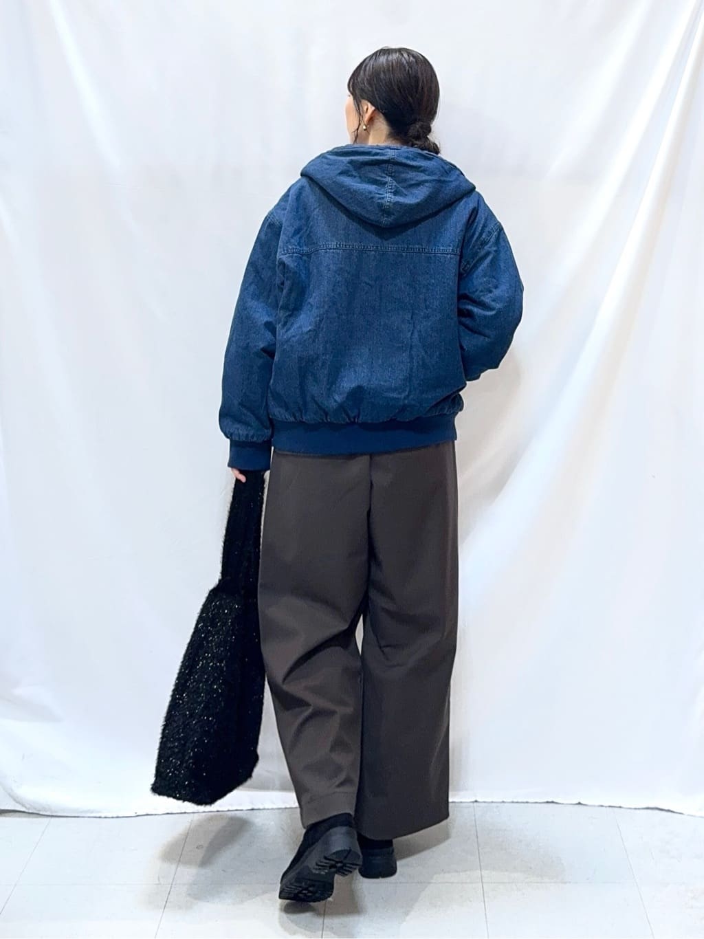 𝐇𝐢𝐫𝐨𝐦𝐢さんの「SHOO･LA･RUE｜【ダブルZIP】大人カジュアルスタイルに デニム中綿フーディーブルゾン」を使ったコーディネート