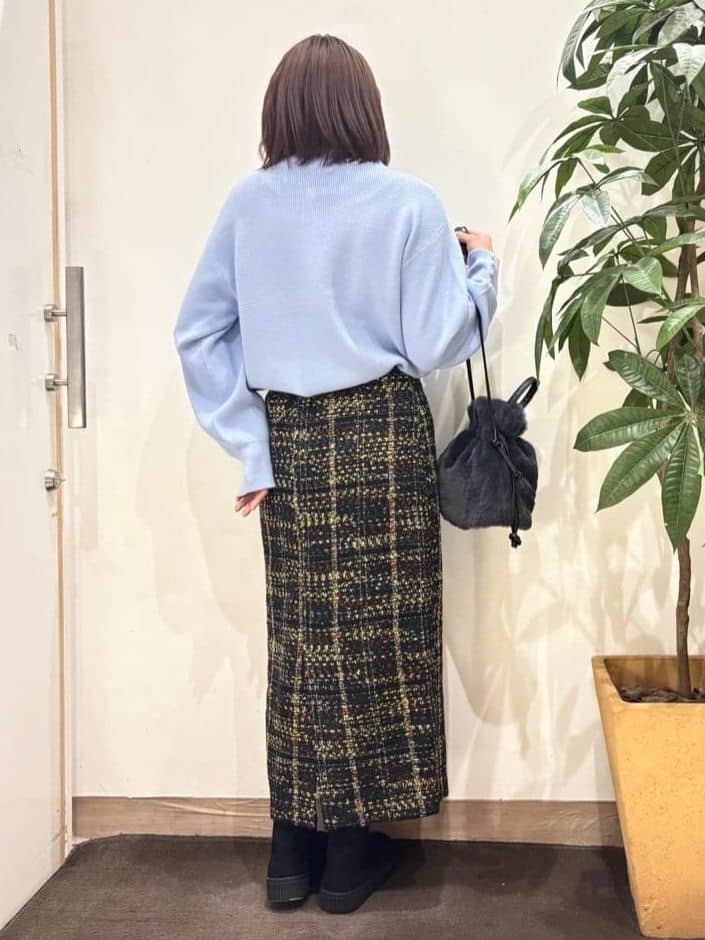 TOWAさんの「SHOO･LA･RUE｜【S-LL】ミックスカラーで高見え ラメツイード ナロースカート」を使ったコーディネート