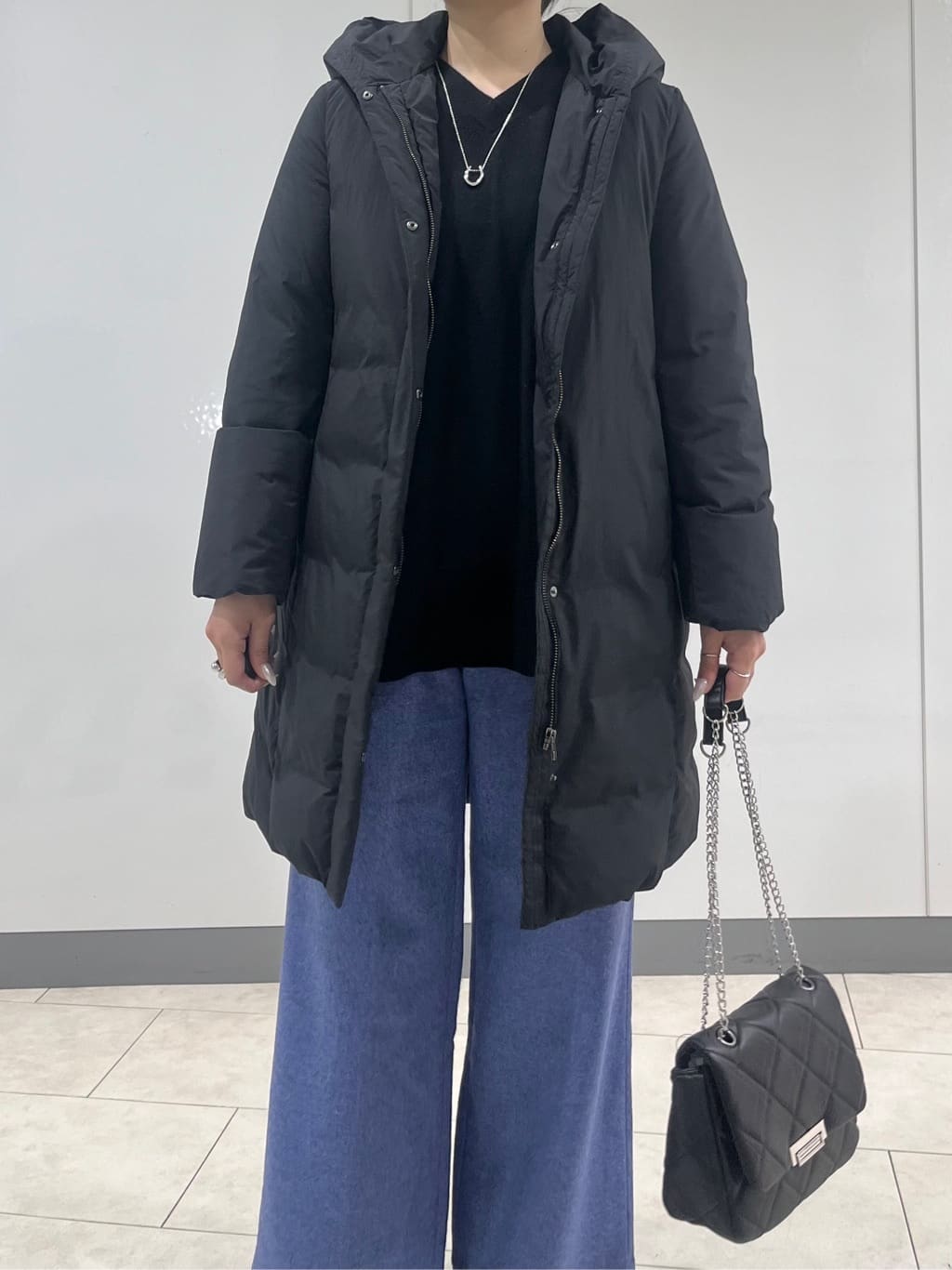 hasuさんの「INDIVI｜【撥水／洗える】ステッチレス ロングダウンコート」を使ったコーディネート