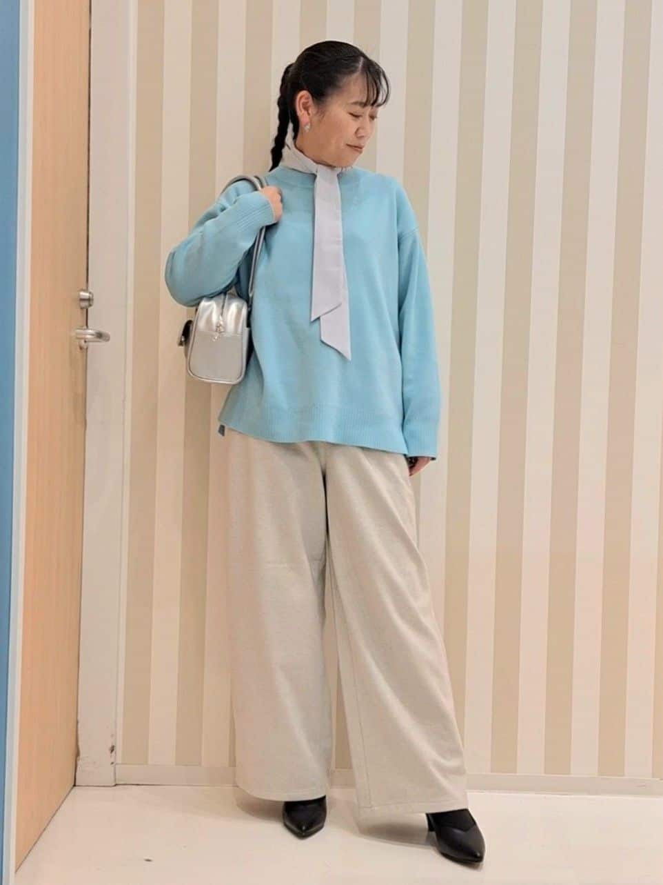 Saoさんの「SHOO･LA･RUE｜【洗濯機可/セットアップ可】さりげないラメ使いで差をつける クルーネックニット」を使ったコーディネート