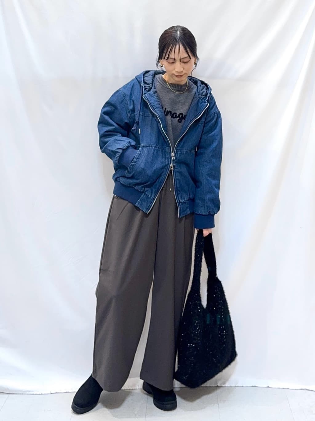 𝐇𝐢𝐫𝐨𝐦𝐢さんの「SHOO･LA･RUE｜【ダブルZIP】大人カジュアルスタイルに デニム中綿フーディーブルゾン」を使ったコーディネート