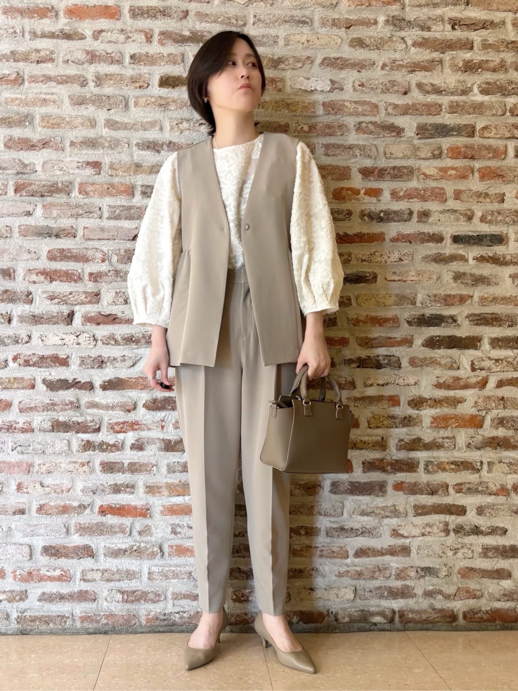 しばさんの「THE SHOP TK｜【通勤・きちんと見えに】ダブルクロス ペプラムジレ/セットアップ可」を使ったコーディネート