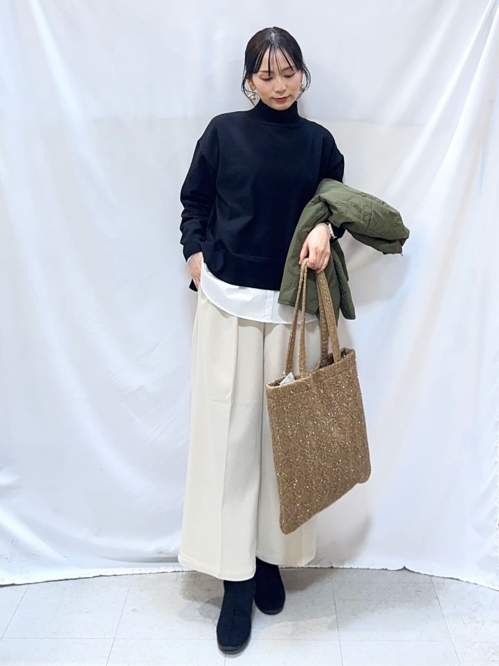 𝐇𝐢𝐫𝐨𝐦𝐢さんの「SHOO･LA･RUE｜【2点セット/洗濯機可/S-LL】着回しがきく もちもちハイネックニット+裾シャツインナー」を使ったコーディネート