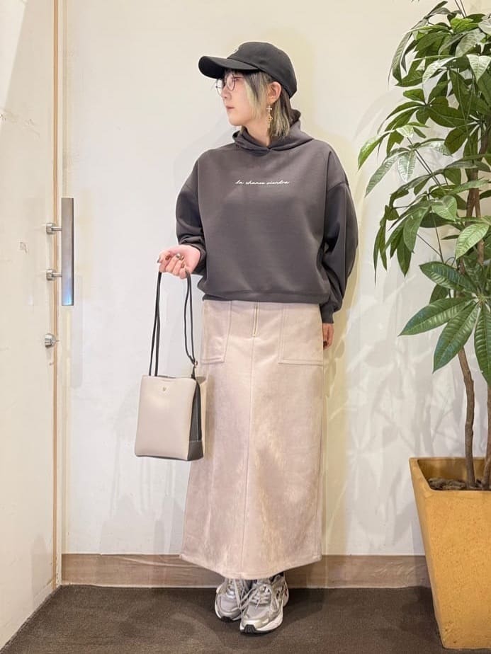 misakiさんの「SHOO･LA･RUE｜【セットアップ可/S-LL/なめらかタッチ】選べる3柄 ロゴ入りプルパーカ」を使ったコーディネート