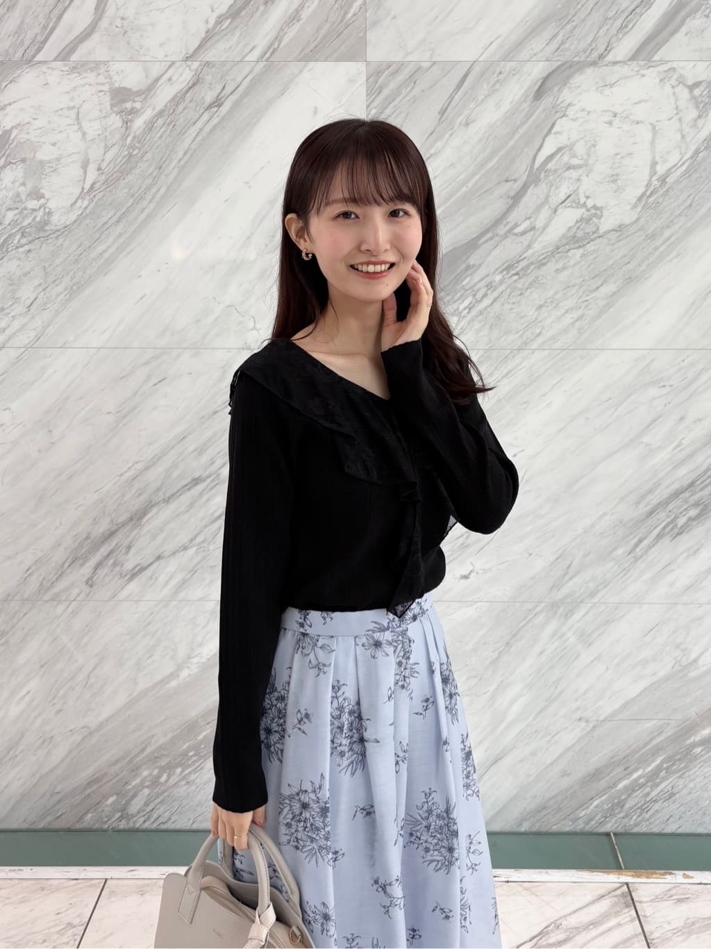 みさかさんの「index｜レースフリルVネックリブニット【洗濯機OK／抗ピル】」を使ったコーディネート