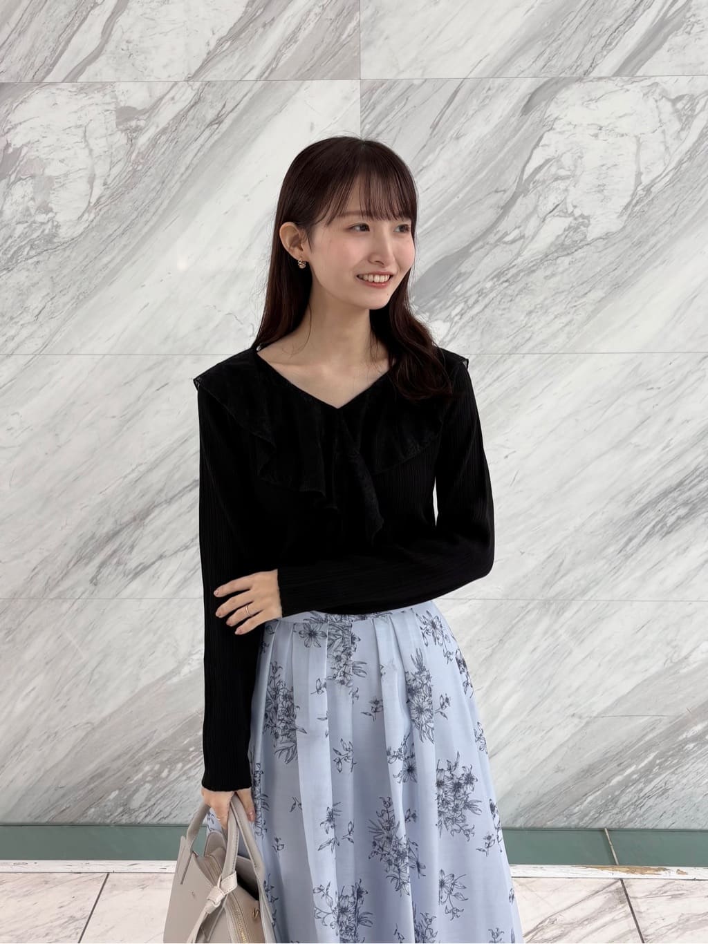 みさかさんの「index｜レースフリルVネックリブニット【洗濯機OK／抗ピル】」を使ったコーディネート
