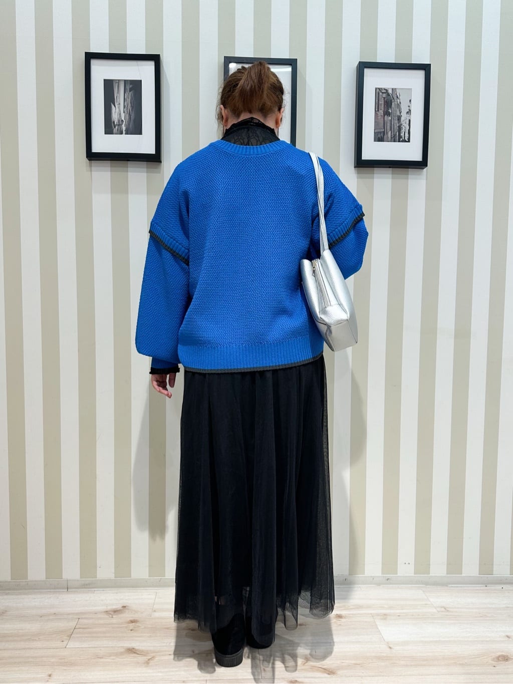 みさぼうさんの「SHOO･LA･RUE｜【前後2WAY/S-LL】体型カバーもこなれ見えも叶う　ふんわりお袖の配色パイピングニット」を使ったコーディネート