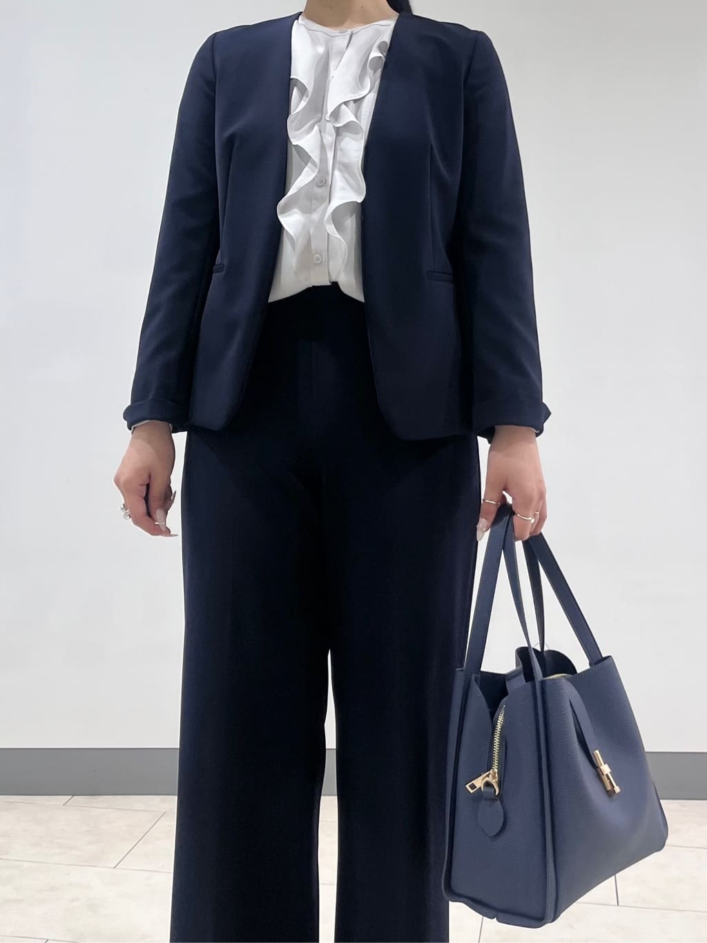 hasuさんの「INDIVI｜【洗える】ラッフルサテンブラウス」を使ったコーディネート