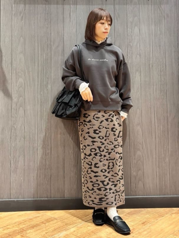 meiさんの「SHOO･LA･RUE｜【S-LL】シンプルコーデが惹き立つ レオパード柄ニットナロースカート」を使ったコーディネート