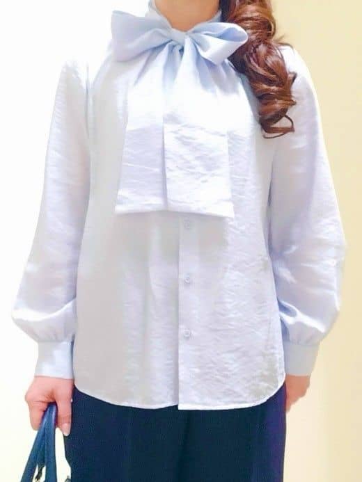 花さんの「Reflect｜【通勤／ボウタイ取り外し可】ボウタイ付きバンドカラーブラウス」を使ったコーディネート