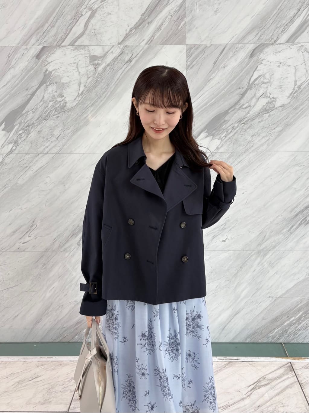 みさかさんの「index｜キャンディスリーブショートトレンチコート【洗濯機OK／撥水／防花粉】《5col》」を使ったコーディネート