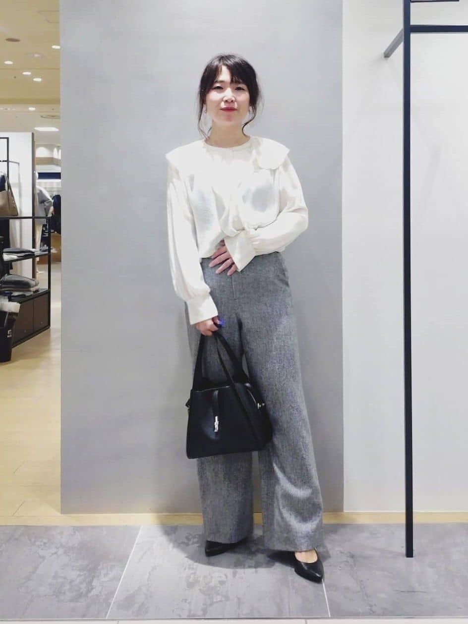 TOMOMIさんの「INDIVI｜【合皮／ミドルサイズ】春カラーフォルムバッグ」を使ったコーディネート