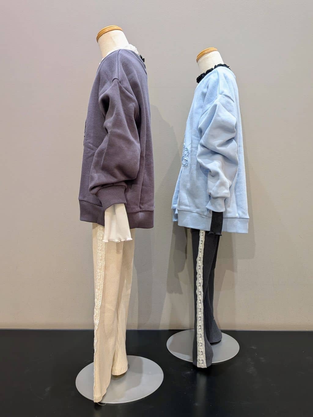vacheさんの「SHOO･LA･RUE｜【110-140cm/プチセレ】リボンハイネックインナー」を使ったコーディネート