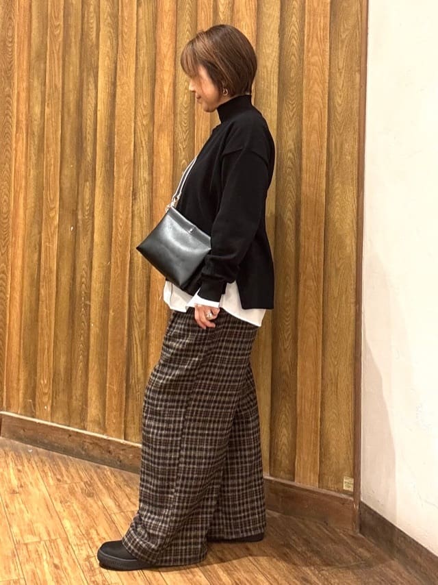 香泉さんの「SHOO･LA･RUE｜【2点セット/洗濯機可/S-LL】着回しがきく もちもちハイネックニット+裾シャツインナー」を使ったコーディネート