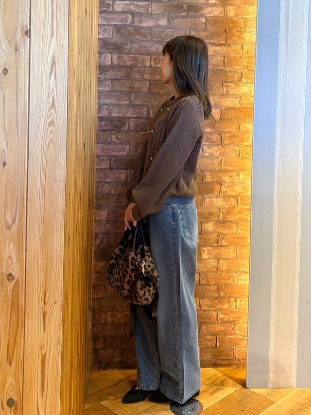 mieさんの「SHOO･LA･RUE｜【洗濯機可/S-LL】フェイクパールで上品見え ケーブルニット」を使ったコーディネート