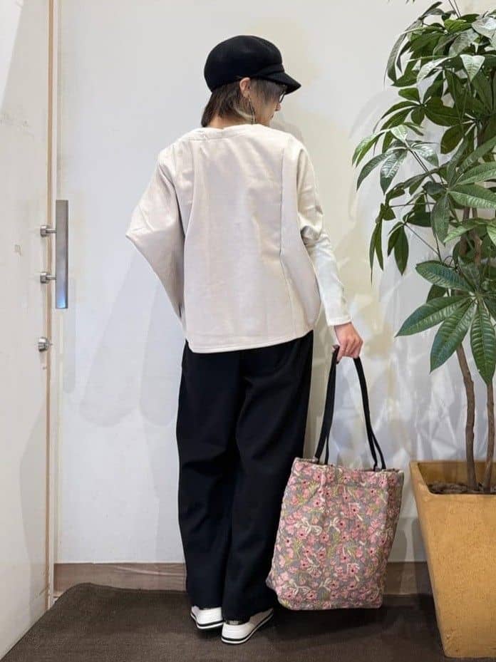 misakiさんの「SHOO･LA･RUE｜【体型カバー/2点セット】ポンチョ風 スエードライクトップス+ロンT」を使ったコーディネート