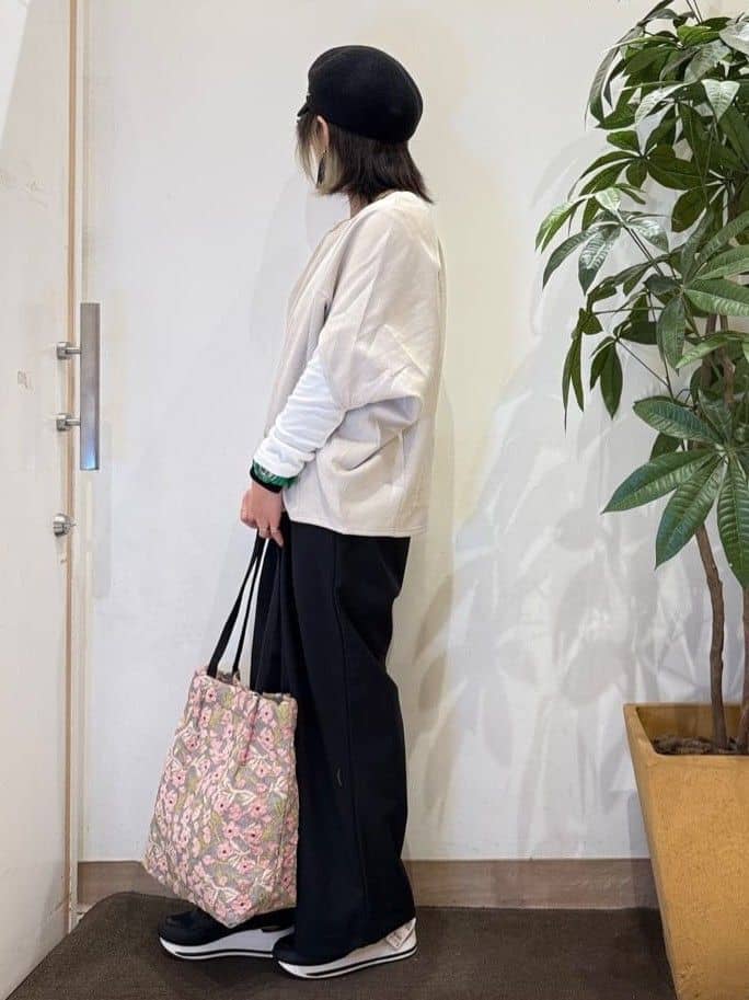 misakiさんの「SHOO･LA･RUE｜【体型カバー/2点セット】ポンチョ風 スエードライクトップス+ロンT」を使ったコーディネート