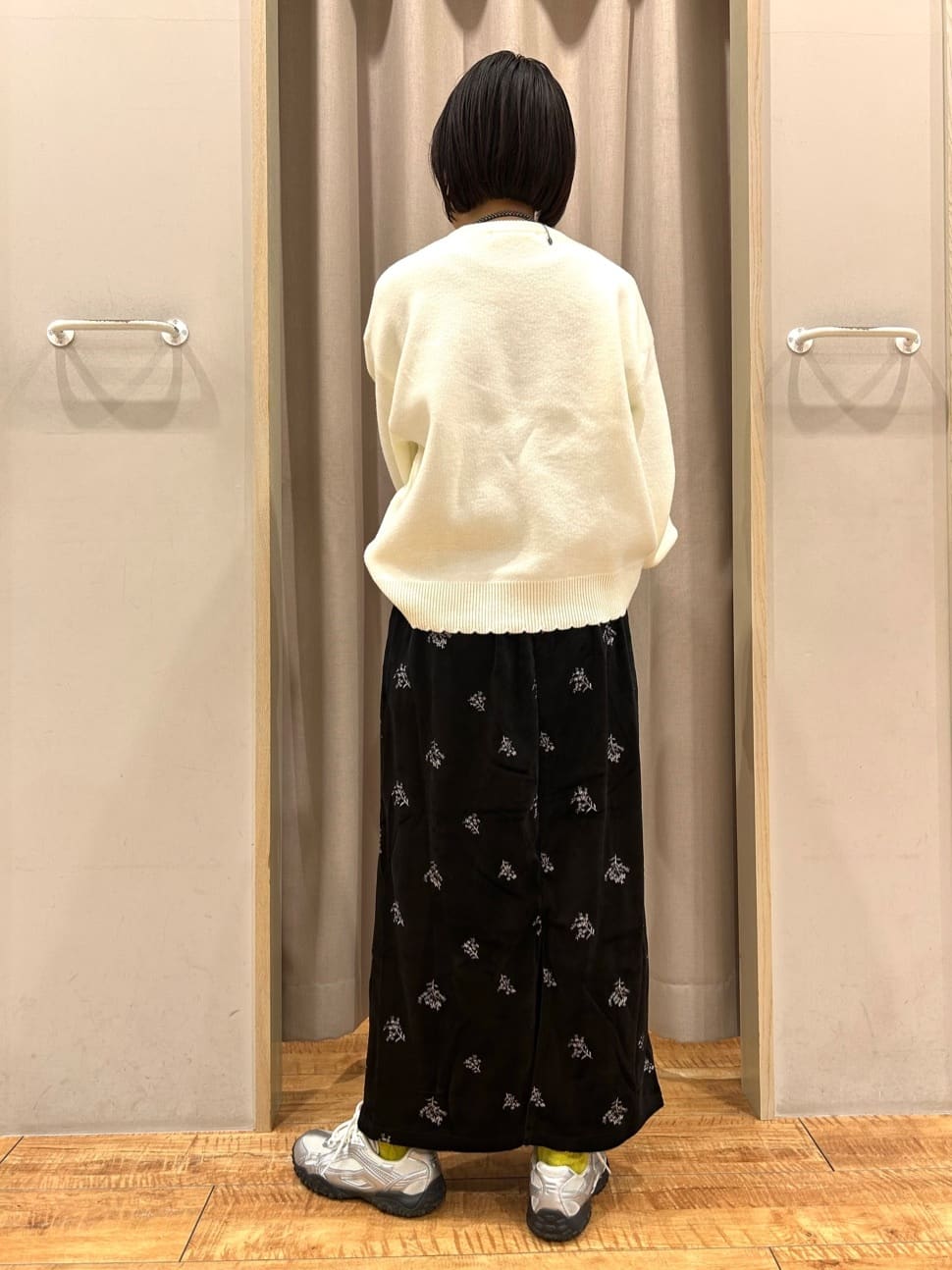 じゅのさんの「SHOO･LA･RUE｜【洗濯機可/S-LL】裾スカラップが差がつく コード刺繍ロゴニット」を使ったコーディネート