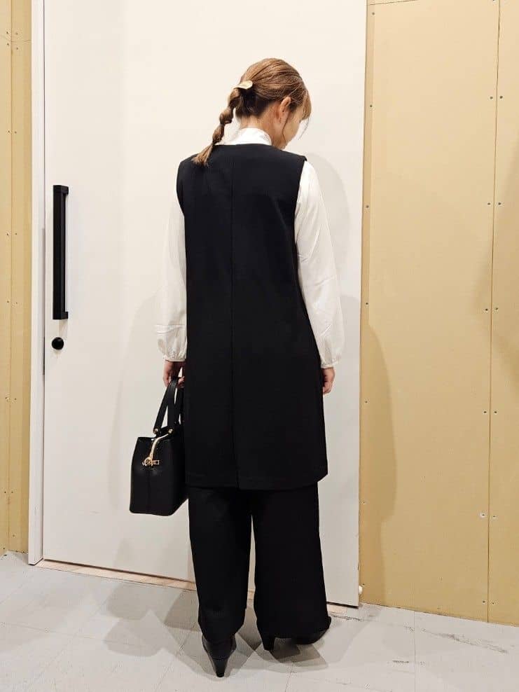 Ikumiさんの「SHOO･LA･RUE｜【洗濯機可/セットアップ可/S-3L】きちんと楽に。カットジョーゼット ロングジレ」を使ったコーディネート