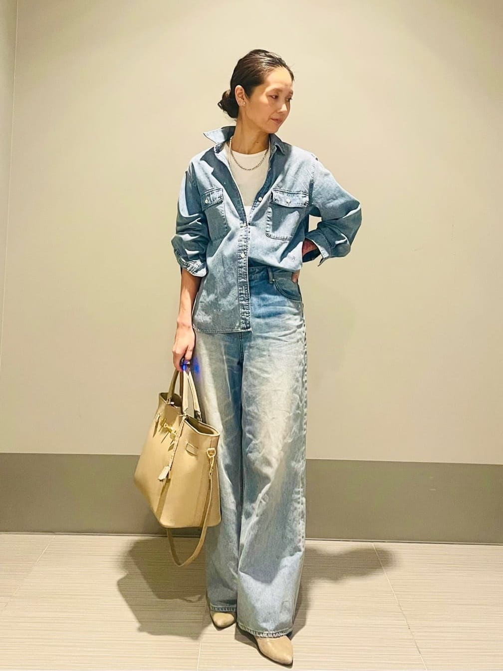 Annさんの「DRESSTERIOR｜センタープレス ワイドストレートデニム」を使ったコーディネート