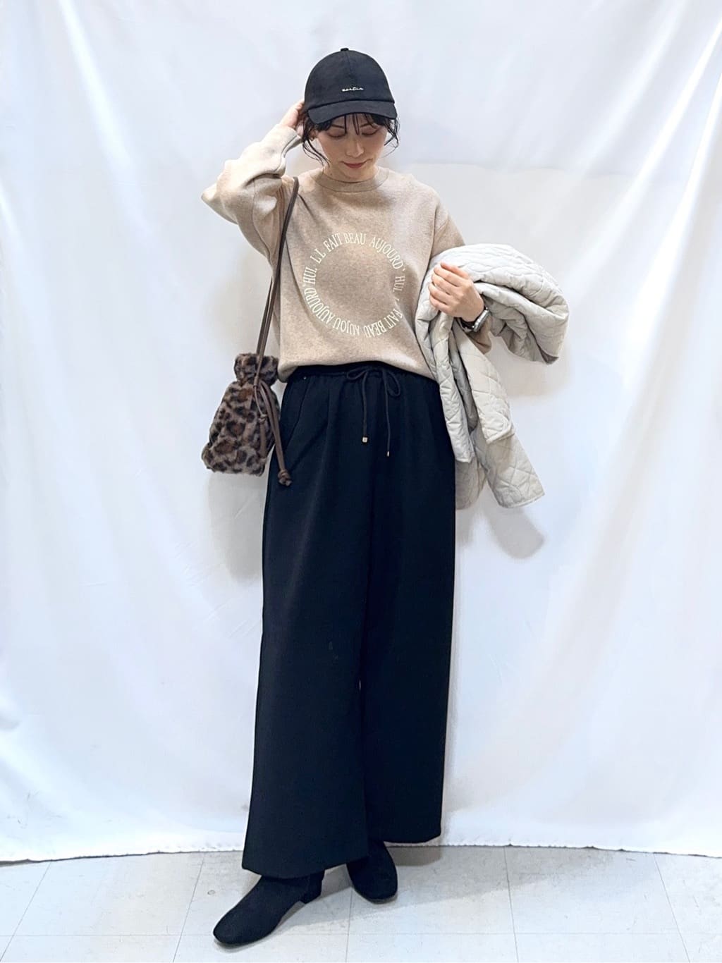 𝐇𝐢𝐫𝐨𝐦𝐢さんの「SHOO･LA･RUE｜【洗濯機可/S-LL】もちもちタッチ スウェットライクロゴニット」を使ったコーディネート