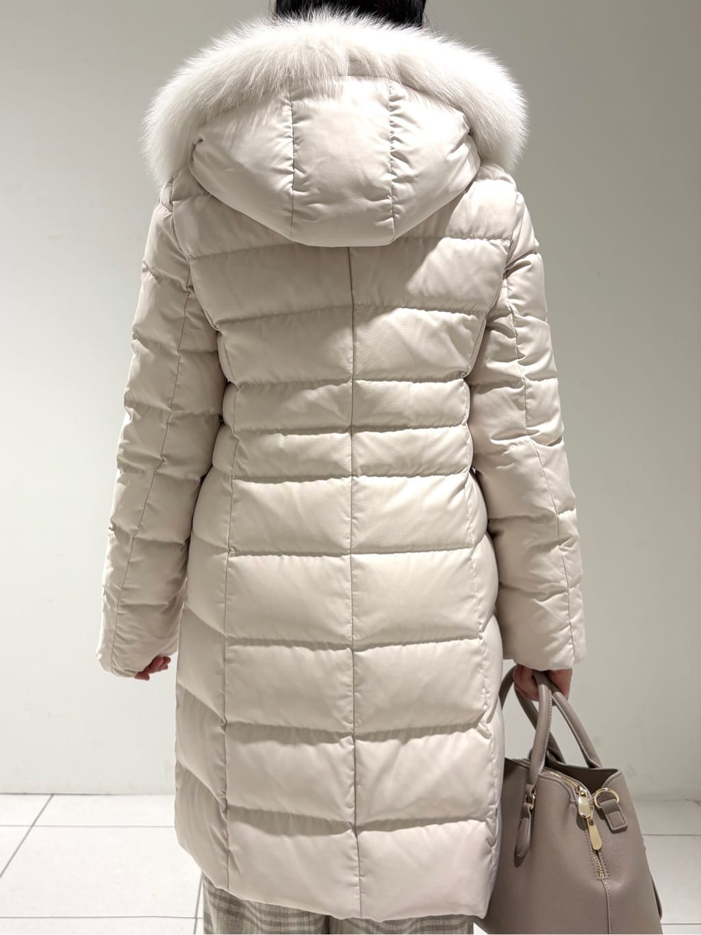 momokoさんの「INDIVI｜【名品／撥水／抗菌防臭】ロング丈リサイクルダウンコート」を使ったコーディネート