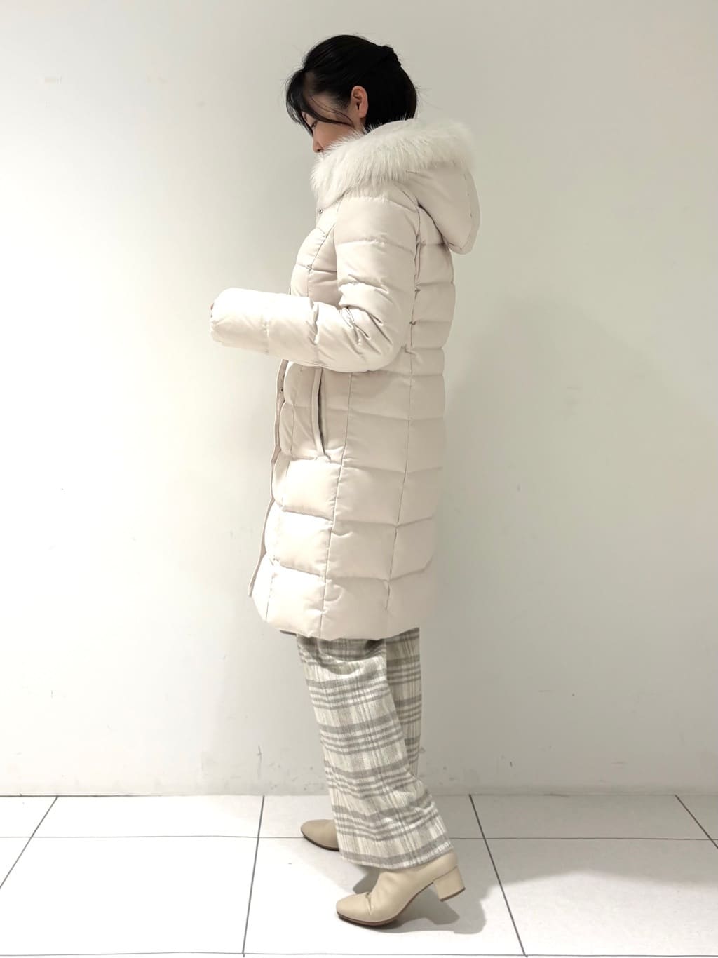 momokoさんの「INDIVI｜【名品／撥水／抗菌防臭】ロング丈リサイクルダウンコート」を使ったコーディネート