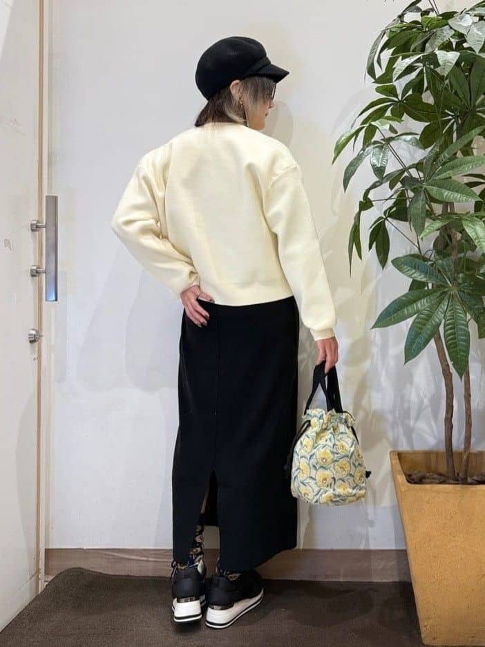 misakiさんの「SHOO･LA･RUE｜【洗濯機可/セットアップ可/毛玉になりにくい】心地よく穿ける ニットナロースカート」を使ったコーディネート