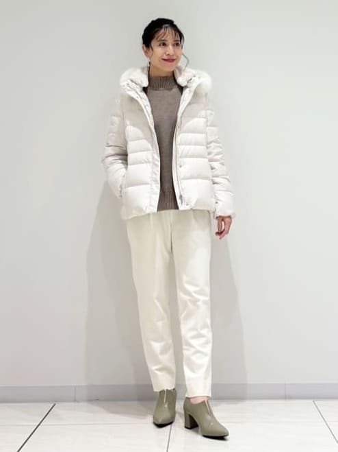 kayoさんの「INDIVI｜【名品／撥水／抗菌防臭】ショート丈リサイクルダウンコート」を使ったコーディネート