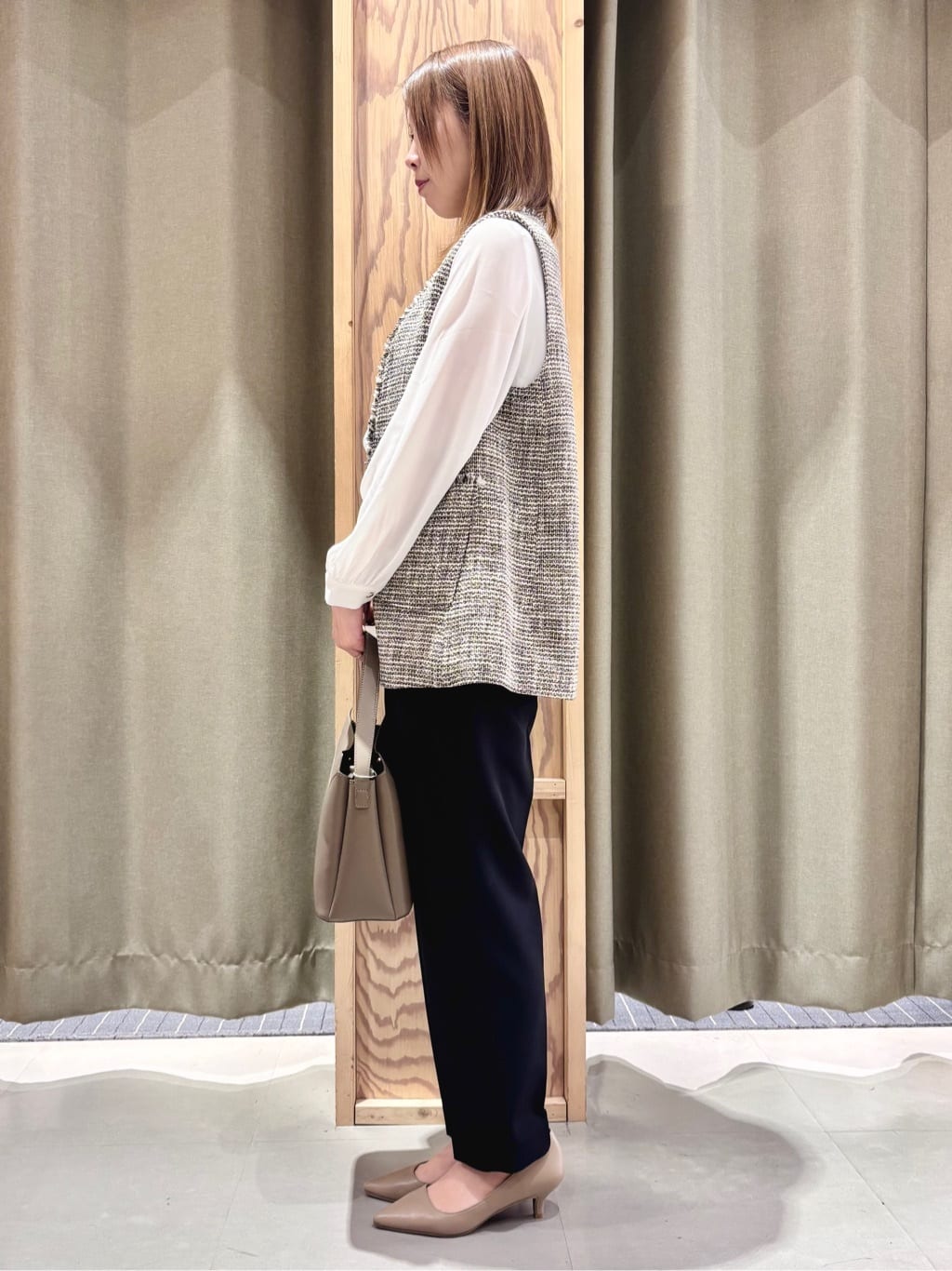HaNeさんの「THE SHOP TK｜【フォーマルにもカジュアルにも】ツイードジレ」を使ったコーディネート