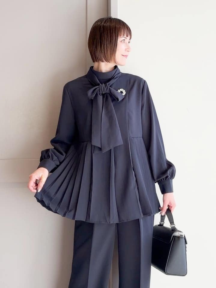 yamakoさんの「grove｜【マシンウォッシュ/防シワ/UVカット】裾プリーツ取り外しボウタイブラウス」を使ったコーディネート