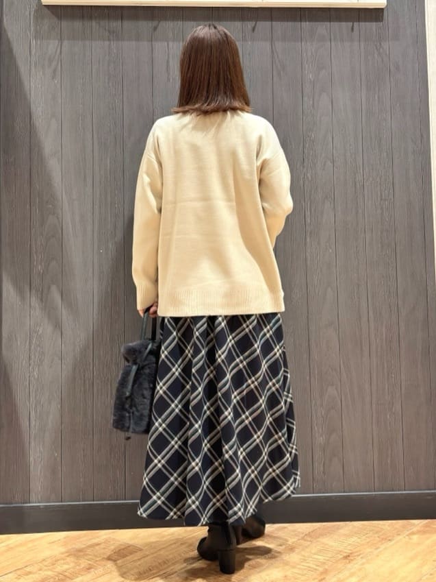 meiさんの「SHOO･LA･RUE｜【洗濯機可/セットアップ可】さりげないラメ使いで差をつける クルーネックニット」を使ったコーディネート