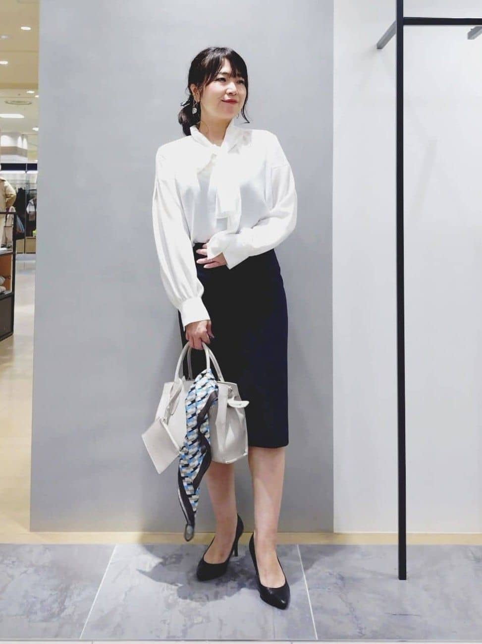 TOMOMIさんの「INDIVI｜【通勤スーツ／洗える】ストレッチストレートスカート」を使ったコーディネート