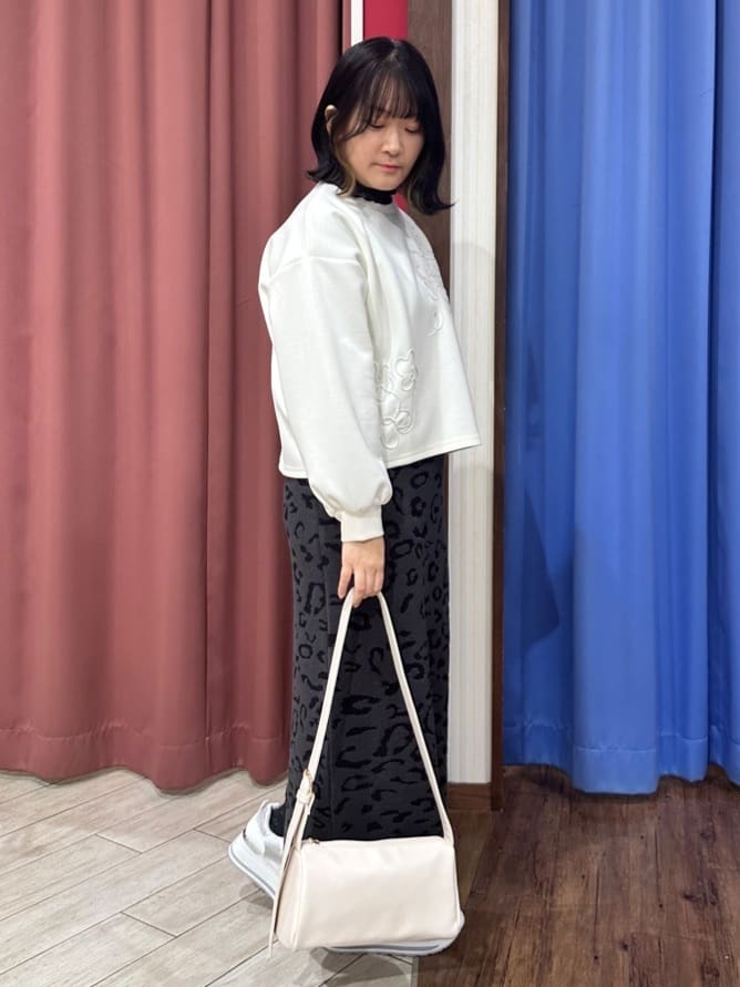 Meeさんの「SHOO･LA･RUE｜【S-LL】美しいシルエット お花ロープ刺繍ダンボールトップス」を使ったコーディネート