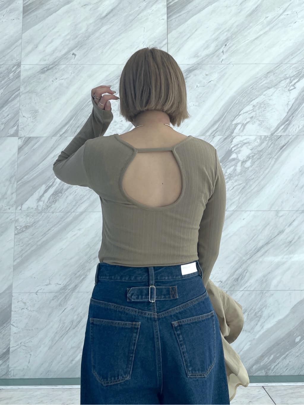 Harukaさんの「INDIVI｜バックオープンリブ長袖Tシャツ」を使ったコーディネート