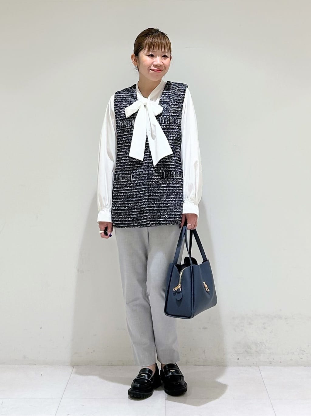 tsuyuさんの「INDIVI｜【2点セット／洗える】ツイードジレ＆ボウタイブラウス」を使ったコーディネート