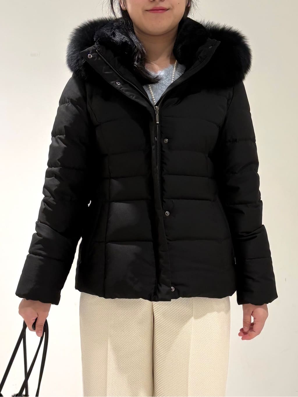 momokoさんの「INDIVI｜【名品／撥水／抗菌防臭】ショート丈リサイクルダウンコート」を使ったコーディネート