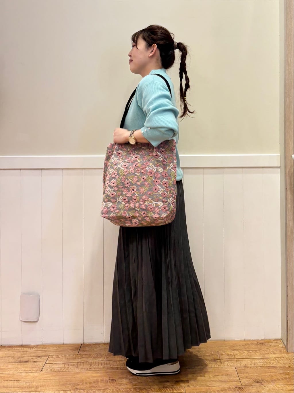 ハチさんの「SHOO･LA･RUE｜【毛玉になりにくい/洗濯機可/S-LL】お袖パールの上品ニット」を使ったコーディネート