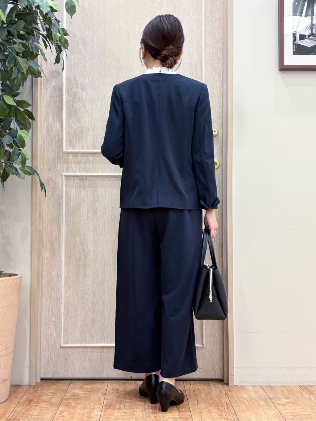 なみさんの「SHOO･LA･RUE｜【洗濯機可/セットアップ可/S-3L】きちんと楽に。カットジョーゼットノーカラージャケット」を使ったコーディネート