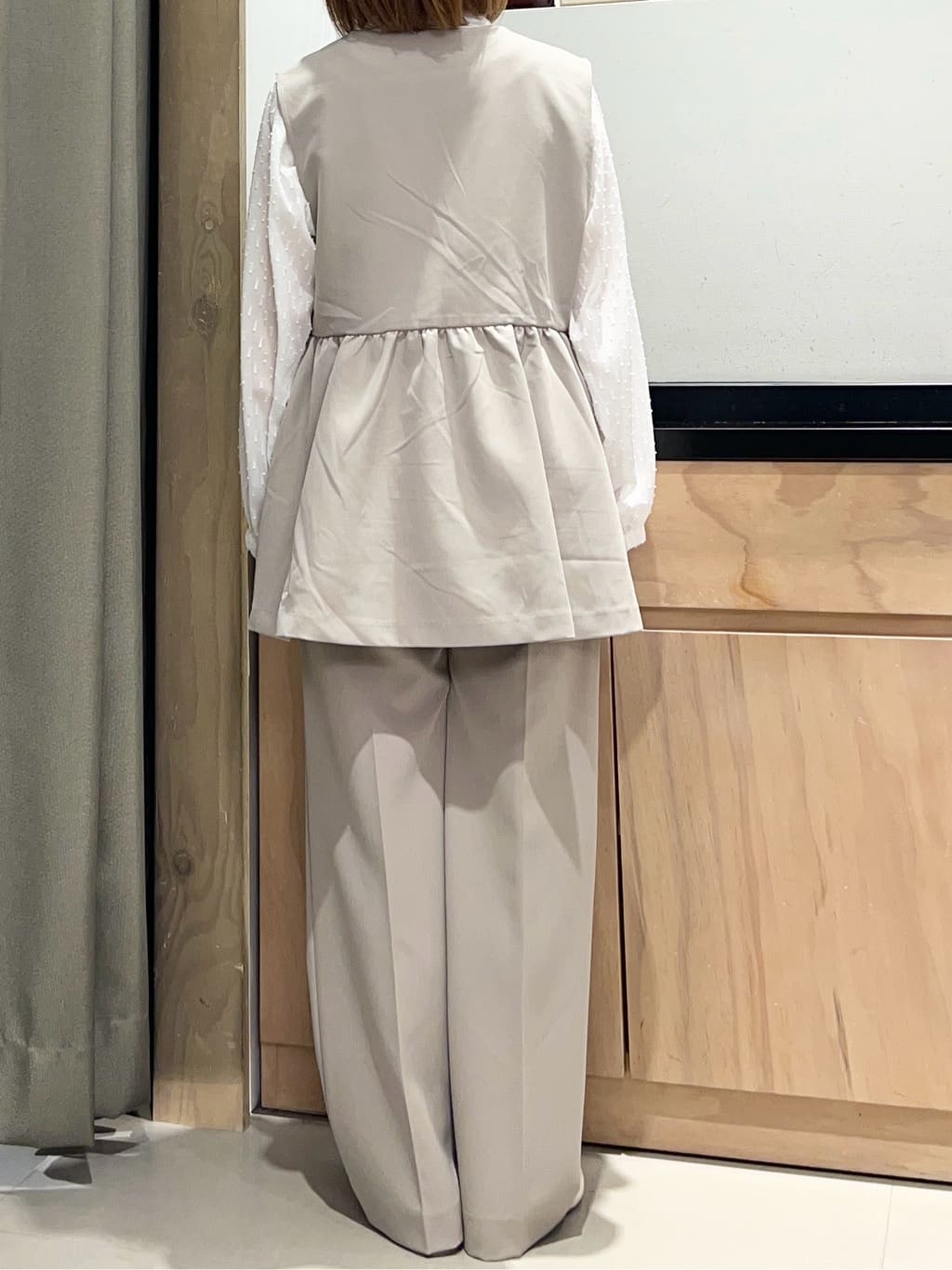 かのさんの「THE SHOP TK｜【通勤・きちんと見えに】ダブルクロス ペプラムジレ/セットアップ可」を使ったコーディネート